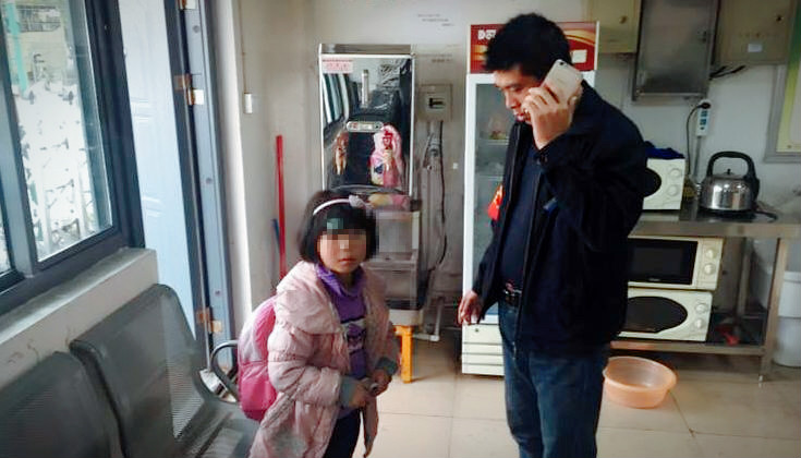公交司机扣送小乘客.JPG 公交司机扣送小乘客.JPG