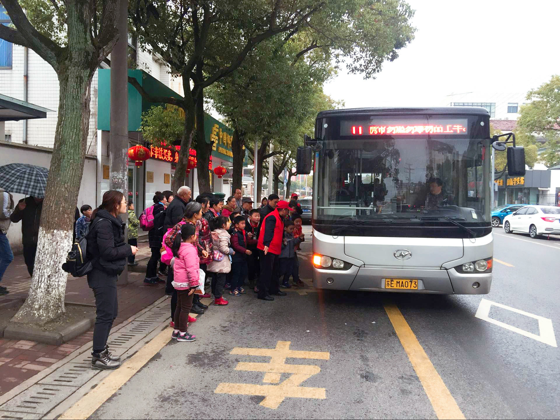 11路驾驶员开展站台秩序维护志愿活动3.jpg 11路驾驶员开展站台秩序维护志愿活动3.jpg