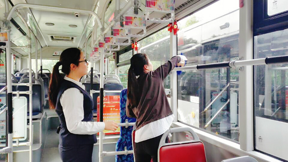 公交8路“空乘式”服务开启.JPG 公交8路“空乘式”服务开启.JPG