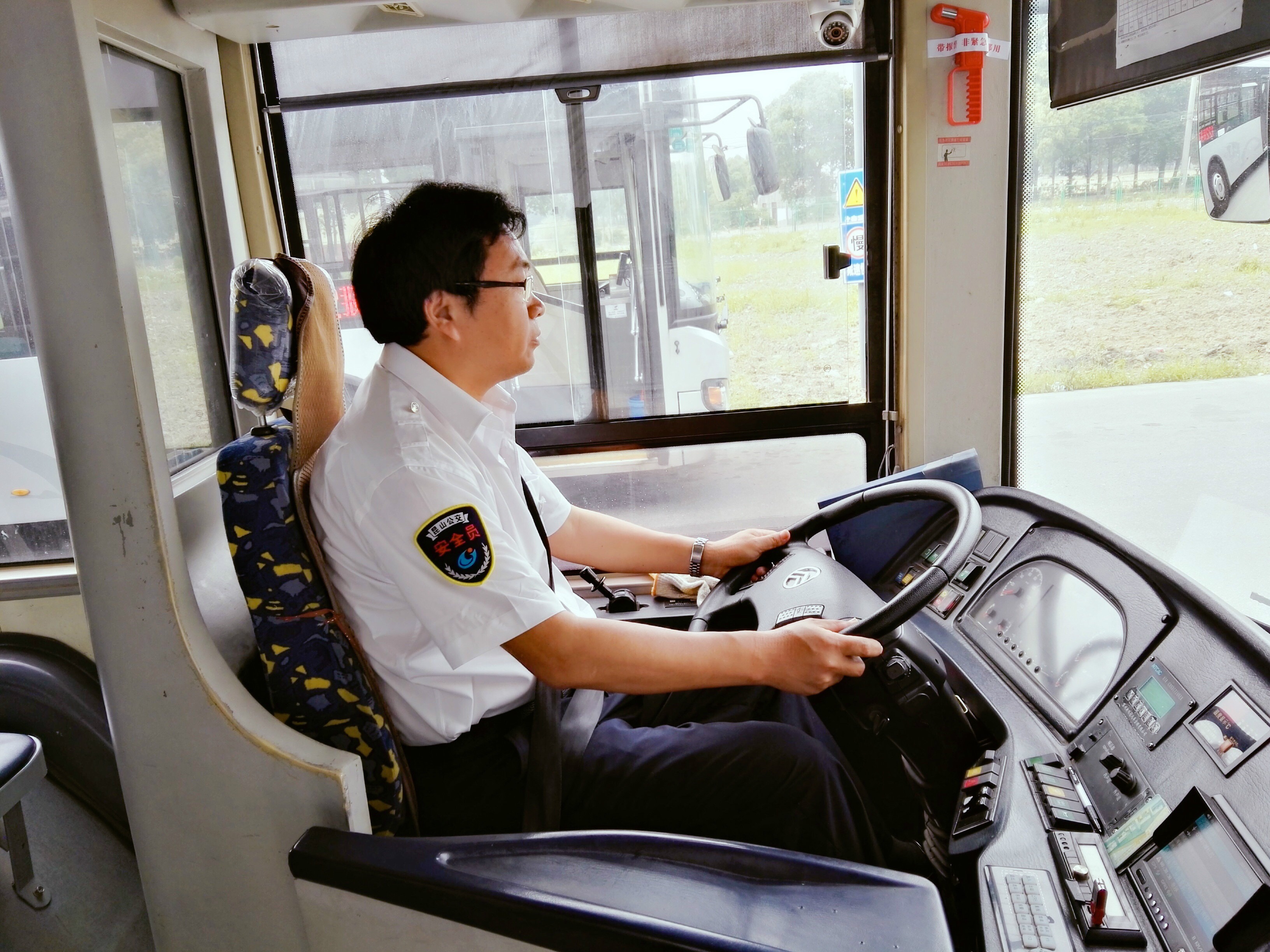 公交122路驾驶员救助晕倒孕妇.jpg 公交122路驾驶员救助晕倒孕妇.jpg