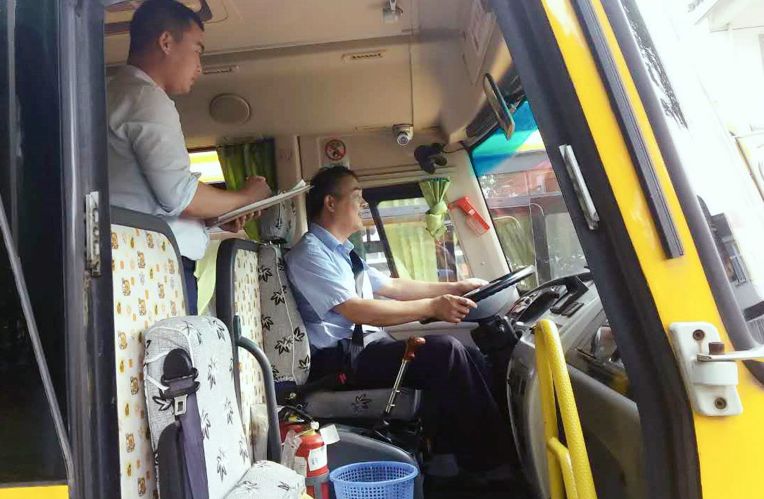 公交-校车文明检查.JPG