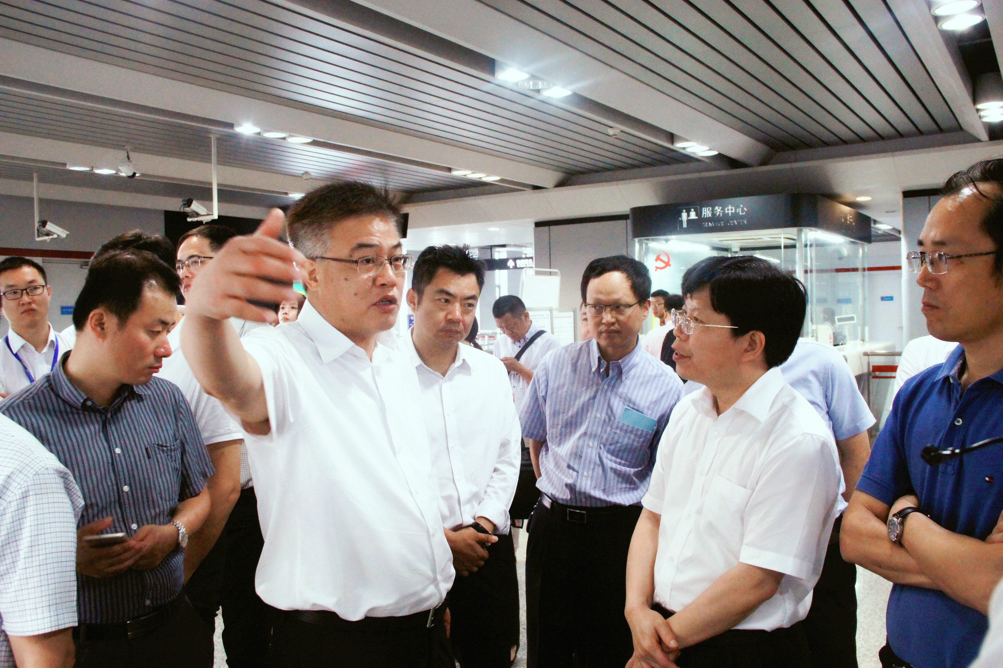 简讯照片-嘉兴市委常委一行莅临轨道公司参观考察.jpg