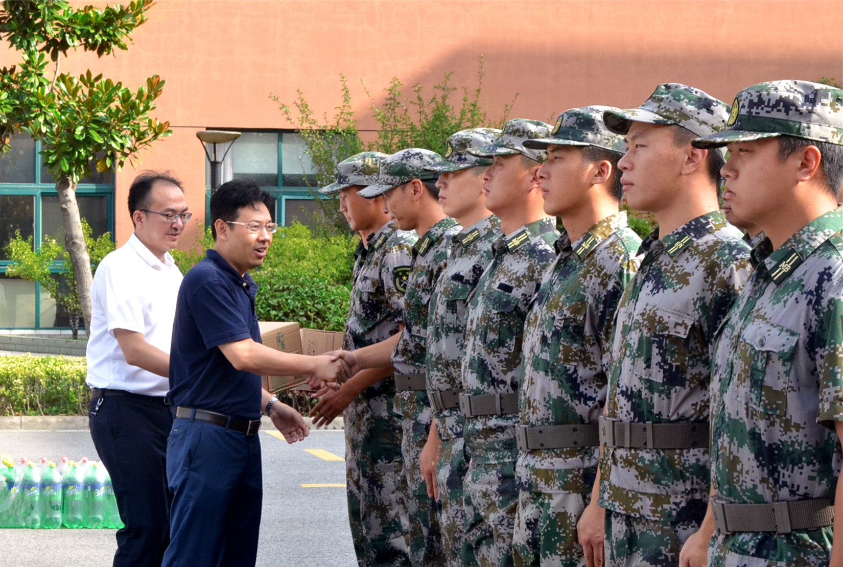 交发集团领导至培训中心慰问基层民兵.jpg