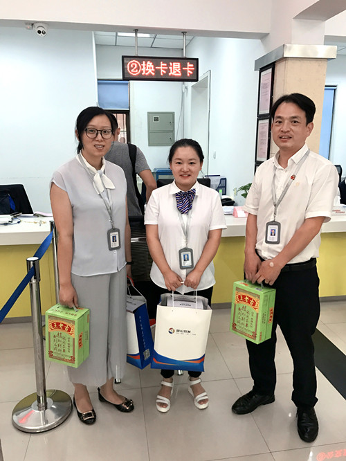 交发集团至市民卡公司开展高温慰问工作1_副本.jpg