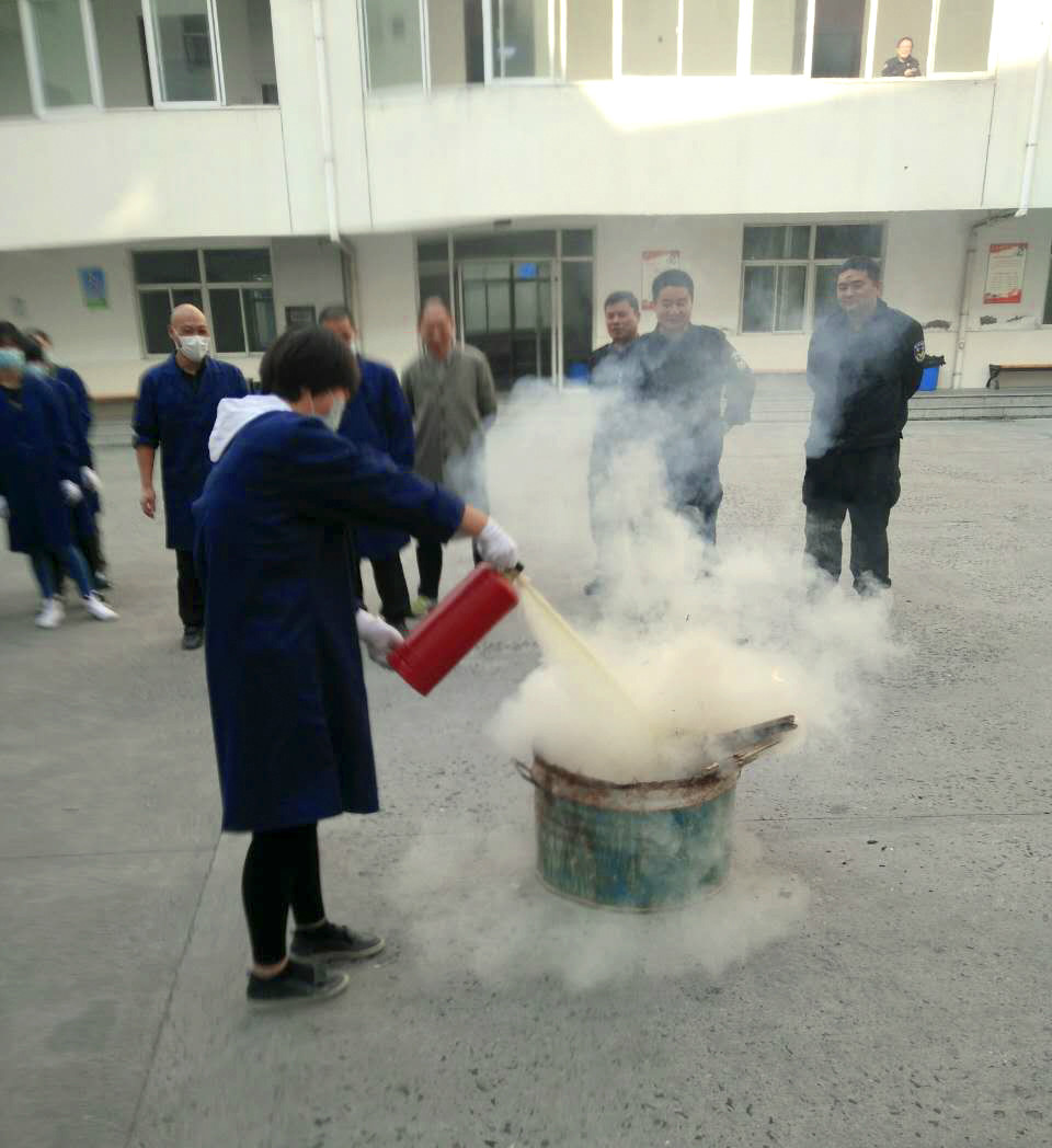 照片-守押公司进行消防应急逃生演练.jpg