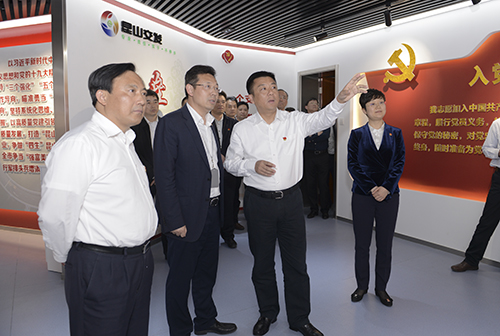 杜市长调研上网站.jpg 杜市长调研上网站.jpg