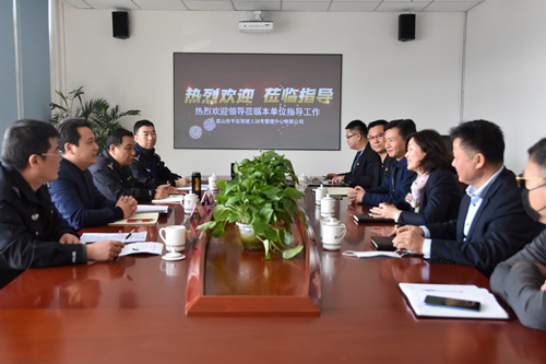 简讯照片-公安局党委委员、交警大队大队长至训考中心调研考试工作-训考中心 (1)_副本.jpg 简讯照片-公安局党委委员、交警大队大队长至训考中心调研考试工作-训考中心 (1)_副本.jpg