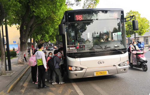 “学雷锋志愿服务月”公交站点文明导乘志愿服务3_副本.jpg “学雷锋志愿服务月”公交站点文明导乘志愿服务3_副本.jpg