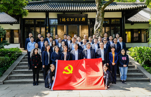 传承红色基因 砥砺奋勇前行 交发集团组织开展“清明祭英烈”活动_副本.jpg 传承红色基因 砥砺奋勇前行 交发集团组织开展“清明祭英烈”活动_副本.jpg