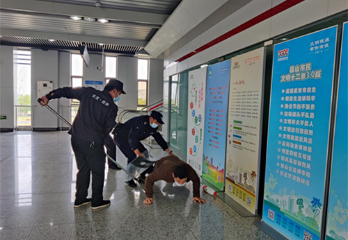轨道公司联合公交派出所组织开展车站最小作 战单元应急演练_副本.jpg 轨道公司联合公交派出所组织开展车站最小作 战单元应急演练_副本.jpg
