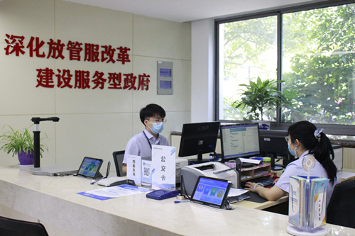 服务再亲近 公交卡“镇”在办理_副本.jpg 服务再亲近 公交卡“镇”在办理_副本.jpg