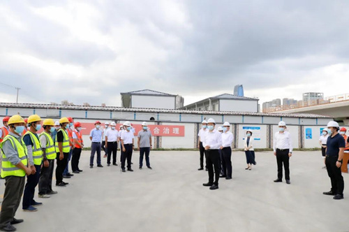 市委书记吴新明到景王路跨青阳港大桥新建工程项目慰问高温一线工作人员_副本.jpg 市委书记吴新明到景王路跨青阳港大桥新建工程项目慰问高温一线工作人员_副本.jpg
