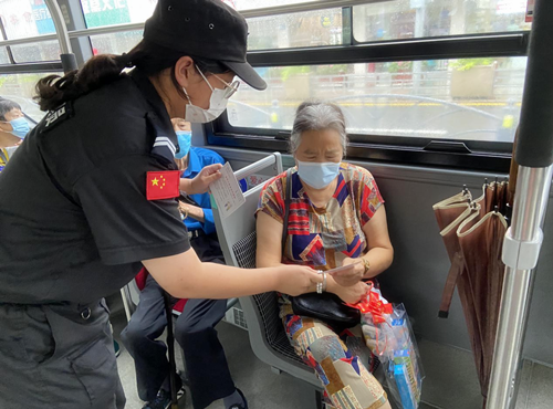 昆山公交开展老年人安全出行主题宣传活动_副本.png 昆山公交开展老年人安全出行主题宣传活动_副本.png