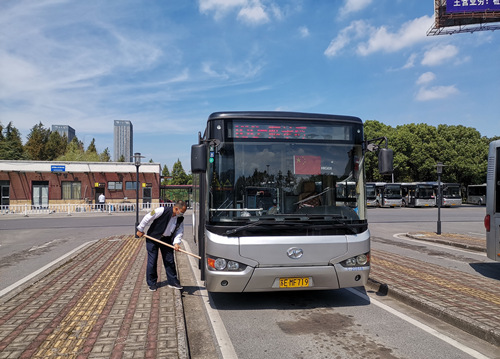 交发集团完成2021年中秋节运输保障任务_副本.jpg 交发集团完成2021年中秋节运输保障任务_副本.jpg