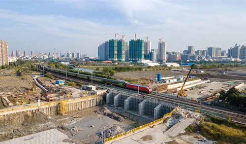 沪苏区域铁路线最大箱涵顶进施工在昆顺利完成_副本.jpg 沪苏区域铁路线最大箱涵顶进施工在昆顺利完成_副本.jpg